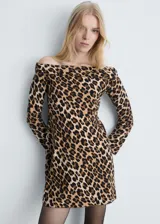 Vestido corto de manga larga con diseño off-shoulder y cuello barco. Presenta un estampado de leopardo en tonos marrones y negros, con un corte entallado y tejido fluido.