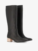 Botas de caña alta de cuero negro, con punta redonda y taco cuadrado de madera.