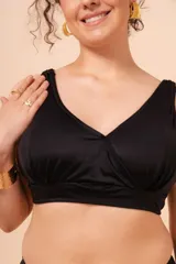 Top de bikini reductor negro, sin aro, con escote cruzado, breteles anchos regulables y broche en la espalda.