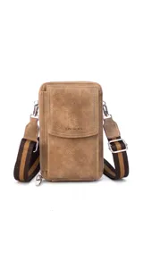 Bandolera porta celular color suela, con bolsillo frontal con tapa y cierre perimetral. Incluye correa de galón regulable y desmontable, bolsillos interiores para documentos, reparticiones para tarjetas y billetes.