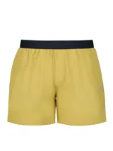 Short deportivo Under Armour modelo UA Halo Train, color verde lima, de tejido elástico y ligero, con aberturas laterales en el bajo, bolsillos laterales y perforaciones láser para mayor transpirabilidad.