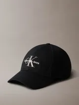 Gorra de béisbol con visera curva, confeccionada en algodón. Presenta el logotipo de la marca bordado en el frente y cuenta con cierre ajustable en la parte posterior.