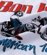 Remera de algodón color blanco con estampado frontal de la banda Bon Jovi y la leyenda The American Tour. Presenta cuello redondo y mangas cortas con un corte regular.