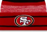 Gorro de lana tejido a rayas horizontales rojas, negras y grises, con pompón en la parte superior y logo bordado de los San Francisco 49ers en el frente.