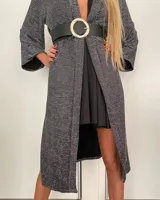 Kimono largo de lurex con rayas horizontales plateadas y negras, mangas 3/4 amplias y cinturón ancho negro con hebilla circular plateada.
