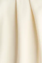 Pantalón sastrero de tiro alto y pierna recta, color blanco con franjas laterales negras. Cuenta con pinzas frontales y cintura elástica.