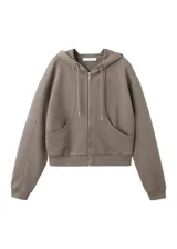 Campera con capucha y cierre frontal de cremallera, de color gris topo, con bolsillos canguro y diseño corto.