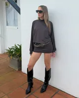 Vestido corto marrón con cuello alto y mangas largas holgadas, de corte recto y ajuste elastizado en la cadera.
