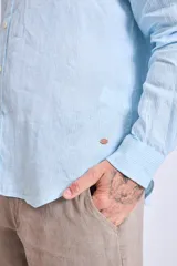 Camisa de corte regular con diseño de rayas verticales finas en tonos claros, cuello clásico y mangas largas con puños abotonados.