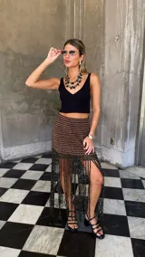 Collar de dos vueltas compuesto por cuentas de piedras semipreciosas en tonos verde oscuro, negro y gris claro, con formas irregulares y algunas cuentas negras en forma de gota.