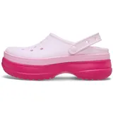 Zuecos Crocs modelo Classic Stacked de diseño slip-on, con capellada de color rosado claro y plataforma alta con suela dentada en tonos rosado medio y fucsia. Cuenta con perforaciones en el empeine para pines Jibbitz y tira trasera ajustable.