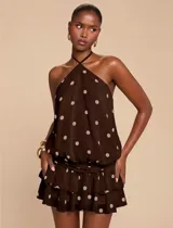 Vestido corto marrón con estampado de lunares beige, diseño sin mangas, cuello halter y falda con volantes escalonados.