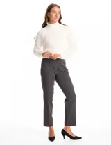 Pantalon de corte cigarette en color gris oscuro, con tiro medio-alto, pierna entallada y largo tobillero. Presenta bolsillos laterales y bolsillos traseros de ojal con botón, confeccionado en tejido sastrero de estructura fluida.