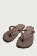 Sandalias de goma blanca Havaianas x Zara, con suela plana con relieve y tiras en el empeine con textura.