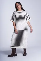 Vestido blanco con rayas horizontales negras, corte recto y mangas cortas.