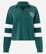 Saco deportivo de modal color verde, con cuello polo, escote en V y mangas largas con franjas blancas horizontales. Presenta un bordado circular en el pecho con la inscripción '94'.