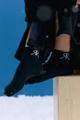 Medias soquetes de algodón color negro con isologo de la marca bordado en el puño.