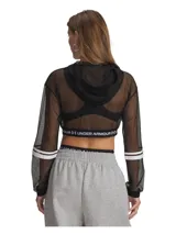 Campera deportiva Under Armour de malla perforada, color negro, con cierre frontal completo, capucha y banda elástica inferior con logo visible. Presenta mangas largas con puños ajustados y detalles de rayas blancas en los antebrazos.