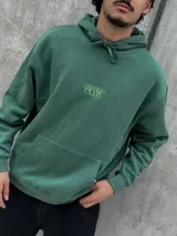 Canguro verde con capucha ajustable con cordones, bolsillo tipo canguro y logo pequeño estampado en el pecho.