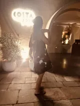 Bolso maxi de cuero con estampado de vaca en blanco y negro, y cuero color chocolate en la parte posterior. Tiene correa larga para colgar al hombro.