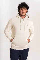 Hoodie de felpa color beige claro, con capucha ajustable por cordones, bolsillo frontal tipo canguro y el logo bordado del pingüino en el pecho.