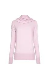 Polera de punto fino color rosa, con cuello holgado tipo cowl y mangas largas con puños ajustados.