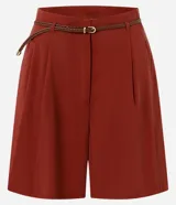 Short femenino Marfinno de modelaje suelto y caída liviana, color verde militar, con cintura con pasadores, pinzas frontales, bolsillos laterales y bajo recto. Incluye un cinturón fino de rafia con hebilla metálica.