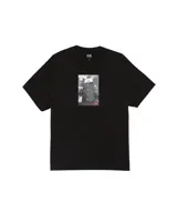 Remera negra de manga corta con estampado fotográfico central en blanco y negro que muestra un edificio urbano con un cartel publicitario y el logo de la marca en rojo.