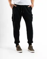 Pantalón tipo cargo de felpa color negro, con cintura elástica ajustable mediante cordón, bolsillos laterales tipo cargo y puños elásticos en los tobillos.