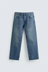 Pantalón de jean con corte recto desde la cadera y leve ensanchamiento en el bajo. Presenta tiro medio, cinco bolsillos, cierre frontal con cremallera y botón, y un acabado con efecto lavado.