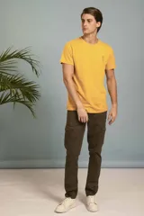 Pantalón cargo color verde militar, de corte recto y ajuste slim, con bolsillos laterales con solapa y cierre frontal.