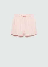 Short de tiro medio con diseño de rayas verticales, confeccionado en mezcla de lino y viscosa. Presenta cintura elástica con cordón ajustable, bolsillos laterales y corte recto.