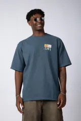 Remera oversize color crema con estampado abstracto en el pecho, inspirado en Claude Monet.