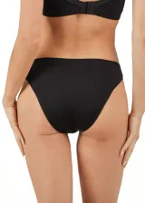 Bombacha bikini tiro alto color celeste, de microfibra sin costuras y con forro de algodón.