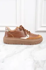 Zapatillas bajas de cuero color marrón con detalles en gamuza color tostado y talón en cuero dorado.