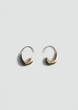 Aros semiarcos metálicos de diseño moderno y acabado brillante, sin cierre.