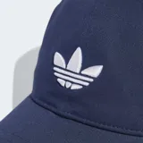 Gorra Adidas modelo Adicolor Classic Trefoil Baseball, color azul marino con el logo del trébol bordado en blanco en el frente y visera curvada.