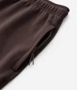 Pantalón deportivo de corte recto en color marrón, con cintura elástica ajustable mediante cordón y bolsillos laterales.