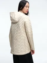 Campera negra con diseño acolchado de ondas horizontales, cierre frontal completo, capucha integrada y mangas largas.
