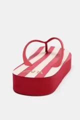 Sandalias tipo ojotas color marrón con plataforma gruesa a rayas horizontales blancas y marrones.