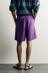 Pantalones cortos de Zara Athleticz confeccionados en tejido técnico ligero color violeta, con cintura elástica ajustable con cordón y pliegues frontales.