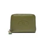 Billetera mediana de cuero vacuno color verde militar, con cierre perimetral y logo de la marca grabado en relieve en el frente.