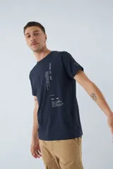 Remera rosa de algodón con cuello redondo, mangas cortas y estampado con texto en el frente.