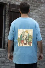 Remera negra de manga corta con cuello redondo y estampado pequeño en el pecho con un diseño abstracto en tonos naranja y amarillo.