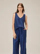 Top holgado de lino azul con escote en V y sin mangas.