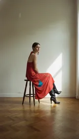 Vestido midi con estampado abstracto multicolor, escote halter y silueta fluida.