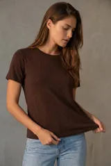 Remerón oversize marrón de viscosa con detalles de brillos sutiles, cuello redondo y mangas cortas.
