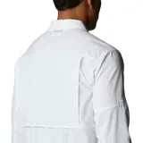 Camisa de manga larga Columbia modelo Silver Ridge en color blanco, con bolsillos frontales en el pecho, cierre de botones y protección solar.