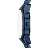 Reloj analógico Fossil con caja y malla de acero inoxidable en color azul. Presenta esfera azul con indicadores de hora con cristales, ventana de día de la semana en la parte superior y fechador en la posición de las seis.