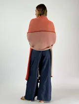 Pashmina de algodón con diseño color block en tonos naranja, coral y beige, con flecos decorativos en los extremos.